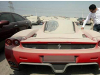在迪拜的一个停车场中有数百种废弃的豪华车型
