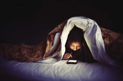 睡觉时手机放在枕头边有没有影响?来这里告诉你答案