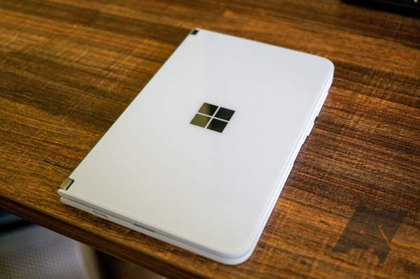 微软Surface Duo真机开箱图赏,铰链设计更吸睛!