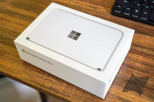 微软Surface Duo真机开箱图赏,铰链设计更吸睛!