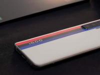 互联网看点：iQOO5 Pro传奇版官方开箱视频来袭!三色素皮设计太炫酷!