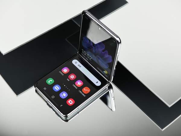 三星Galaxy Z Flip真机图鉴,可折叠屏幕设计太诱人