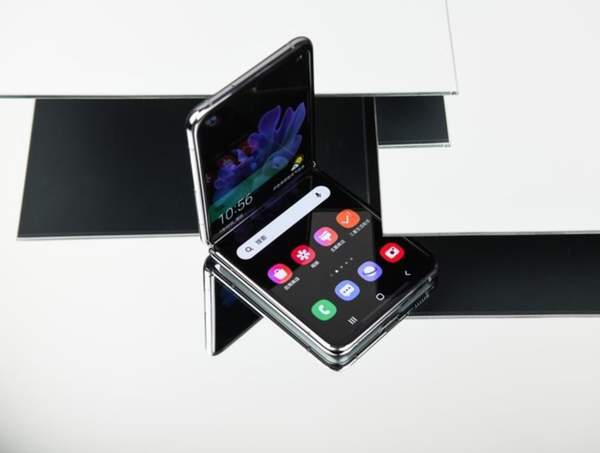 三星Galaxy Z Flip真机图鉴,可折叠屏幕设计太诱人