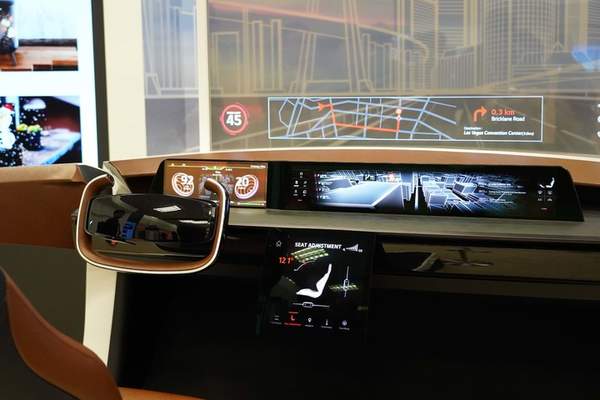 LG与现代汽车推出IONIQ概念客舱,77英寸OLED柔性显示屏太显眼
