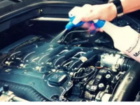 如何在引擎盖下正确清洗汽车以免损坏它