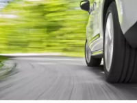 Autoexpert解释为什么汽车在行驶时会偏向一边